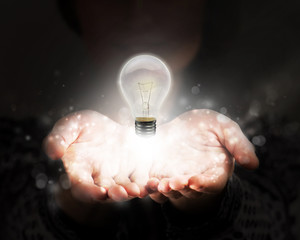 沉木放在鱼缸里水发黄怎么办